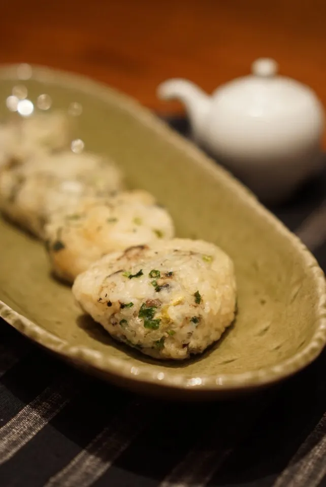 鮎ご飯の残りで焼きおにぎり|てつやさん