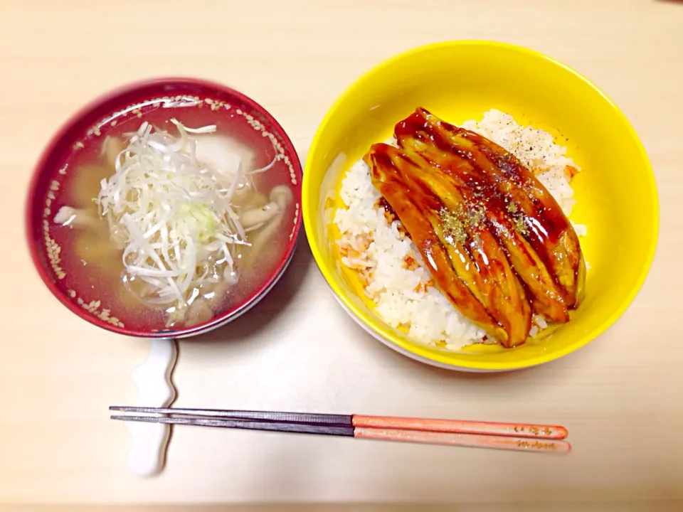 うな丼と見せかけてナス丼と温玉キノコスープ（＾ν＾）|Yukako  Toyamaさん