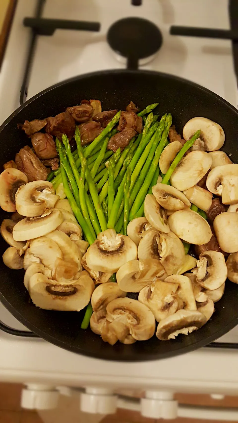 The backyard mix #fresh #asparagus #whitemushrooms #Aussie Wagyu beef #garlic&herbs|Bg Sinさん