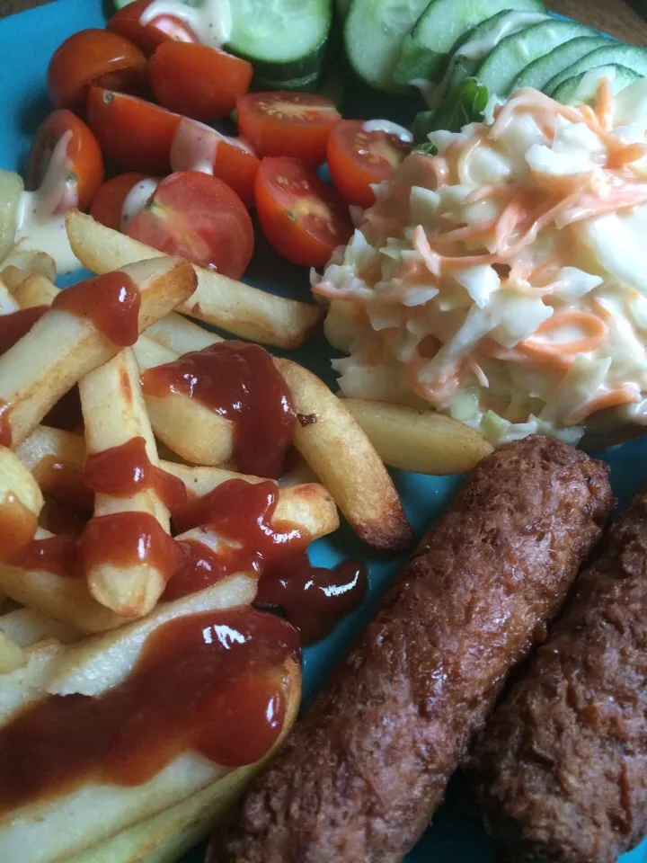 Snapdishの料理写真:Veggie sausages, chips & salad|Nick Hiderさん