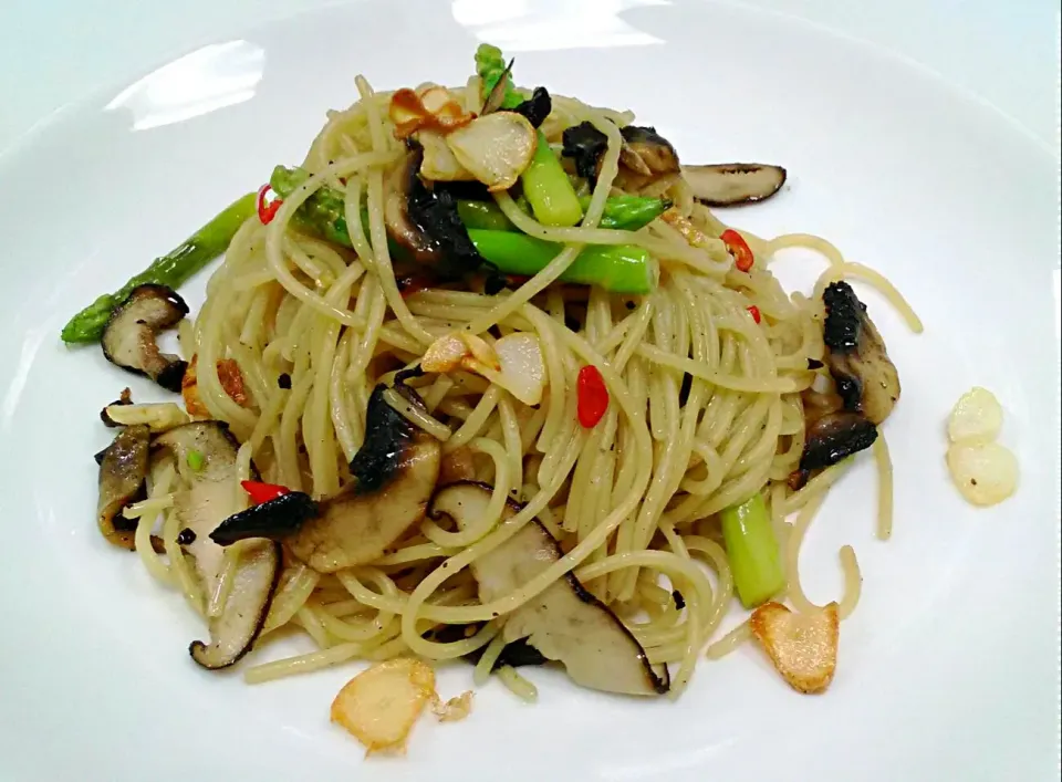 Mushroom & Asparagus Pasta|mawlay gueさん