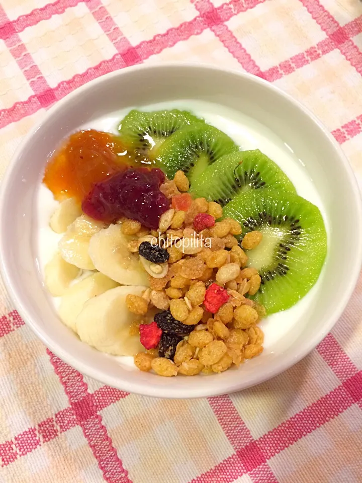 Fruit and yogurt granola bowl|chitopilitaさん