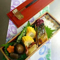 Snapdishの料理写真:《月曜日の夫弁当》

・オクラ入りだし巻き玉子
・トロ鯖焼き
・煮物（こんにゃく、椎茸、人参）
・ボイルオクラ
・紫キャベツピクルス

行ってらっしゃ～い♡