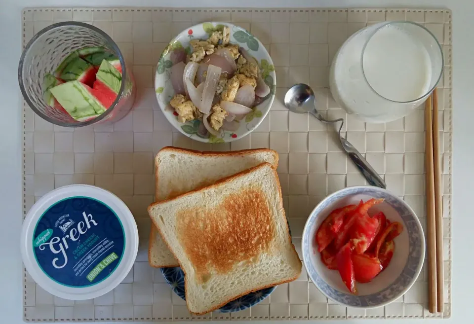 Breakfast: toast, cream cheese, tomato with sugar, fried egg with onion, watermelon, milk.|Liciaさん