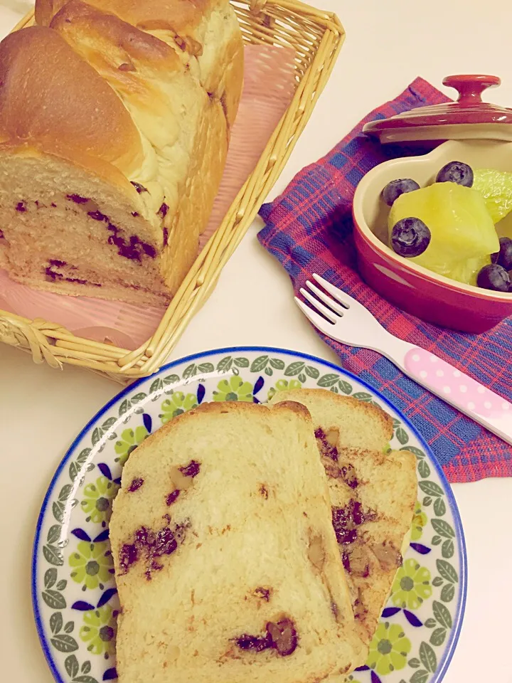 黒糖仕込みのカラメルくるみとチョコのパン🎵|ようくさん