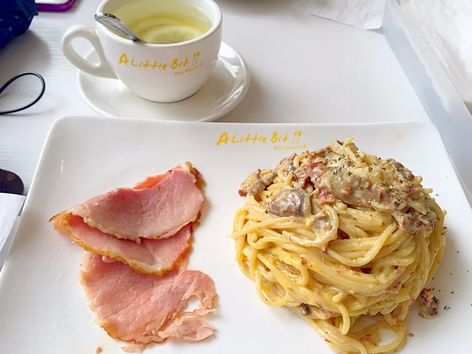 Carbonara pasta, pork & Lemon water|Sky Blueさん