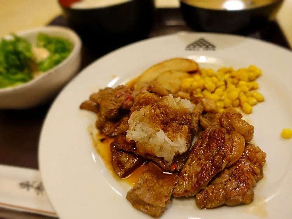 Snapdishの料理写真:東都グリル 今日のBランチ 和風ステーキとサラダ|ddr3rdmixさん