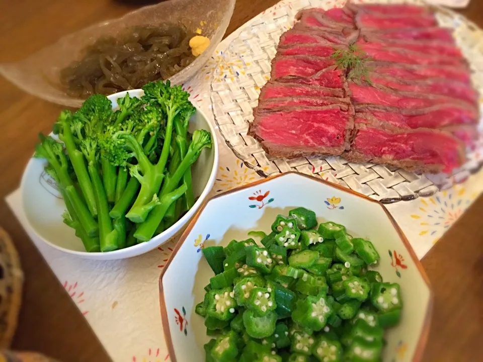 今日の夕飯♪オクラ、ブロッコリー、いごねり、牛肉のタタキ✨|Ayaさん