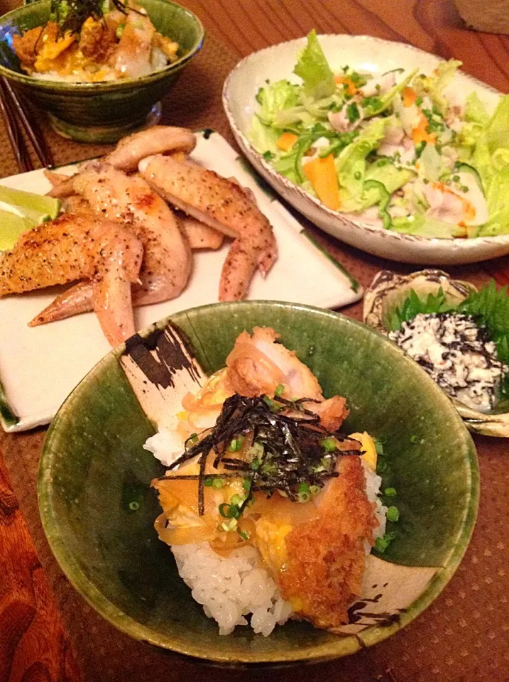 Snapdishの料理写真:カツ丼  手羽先のグリル焼き  サラダ  ひじきの白和え|izunさん