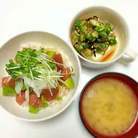 Snapdishの料理写真:マグロアボカド丼、オクラ和えのせ奴|Mimeko Nogamiさん