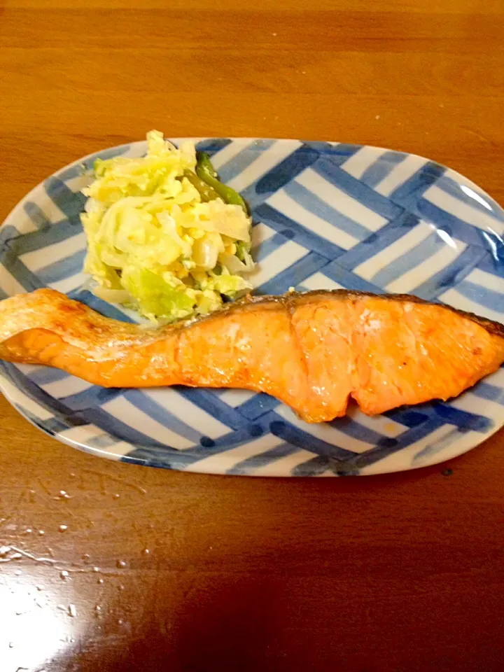 鮭の塩焼き💕キャベツの玉子とじの付け合わせ|まいりさん