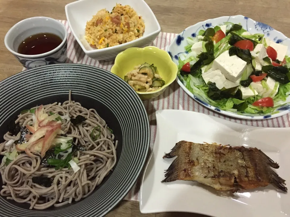 ざる蕎麦・宗八カレイ一夜干し・ワカメと豆腐のサラダ・鶏皮とキュウリのピリ辛ポン酢和え・ジャンバラヤ風炒飯|まーままさん