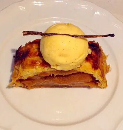 Snapdishの料理写真:hot apple pie with vanilla ice cream by Cafe de Bore☕️ Shinjuku🇯🇵|Doungjai Dearさん