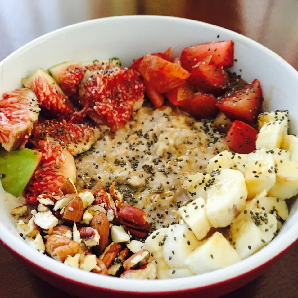 Oatmeal with figs, plums, banana, nuts, chia seeds, honey, cinnamon and almond milk|victoria valerioさん