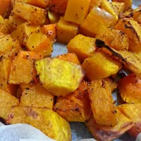 Air-baked squash, seasoned with coarse black pepper and bacon salt. Underneath it all you will find hidden garlic cloves. #airfryer #baconsalt|Candy Moyさん