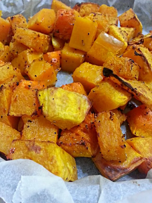 Air-baked squash, seasoned with coarse black pepper and bacon salt. Underneath it all you will find hidden garlic cloves. #airfryer #baconsalt|Candy Moyさん