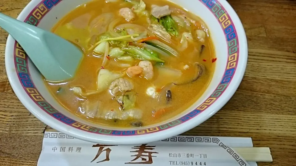 Snapdishの料理写真:〆のラーメン🍜🍥
ビリ辛ラーメン？だったっけ？
松山の 飲み屋街にある 老舗のお店です♪|yokoさん