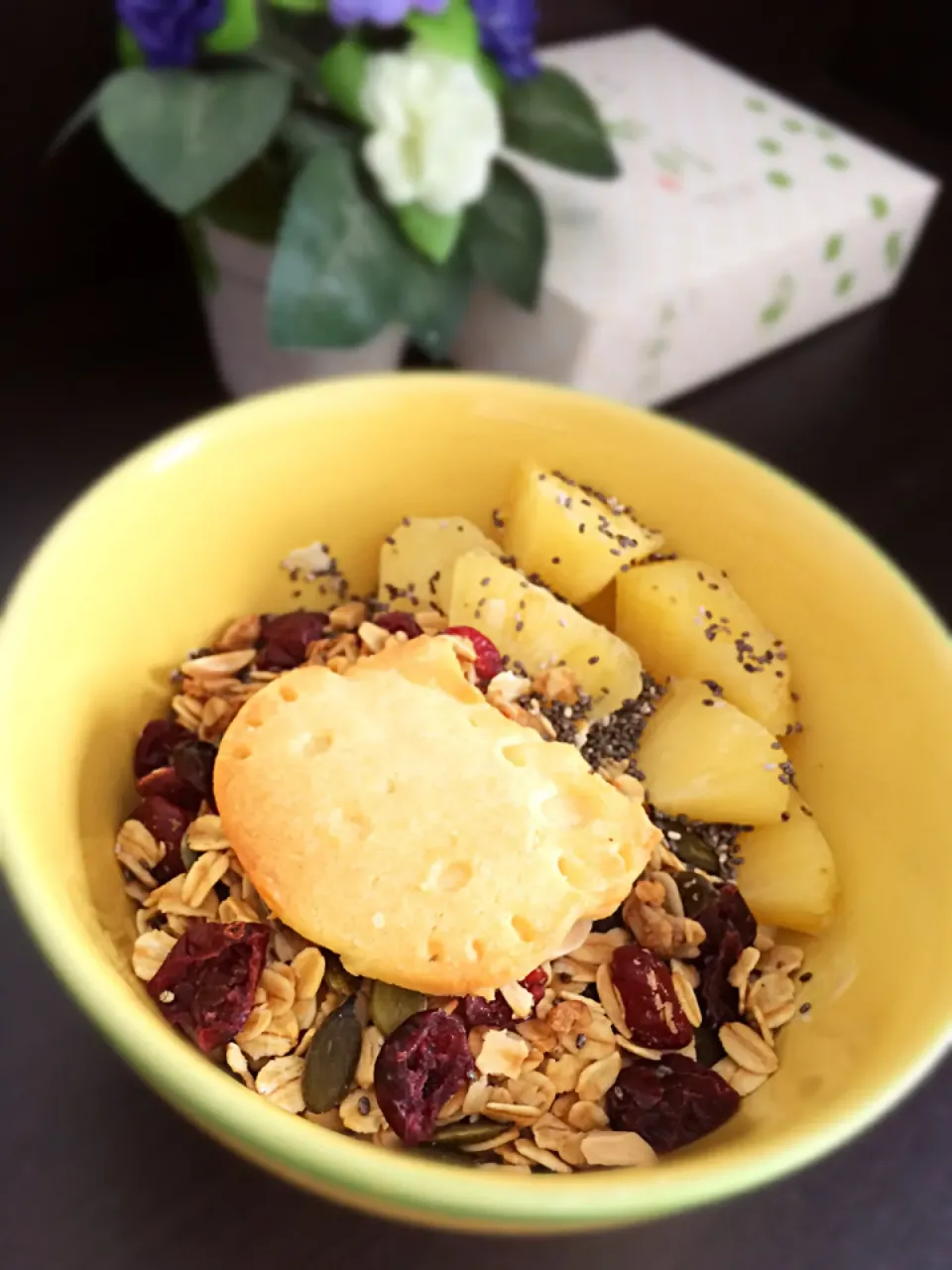 Granola yogurt with mix fruit and kitty butter cookie😍|Issara. 🍴さん