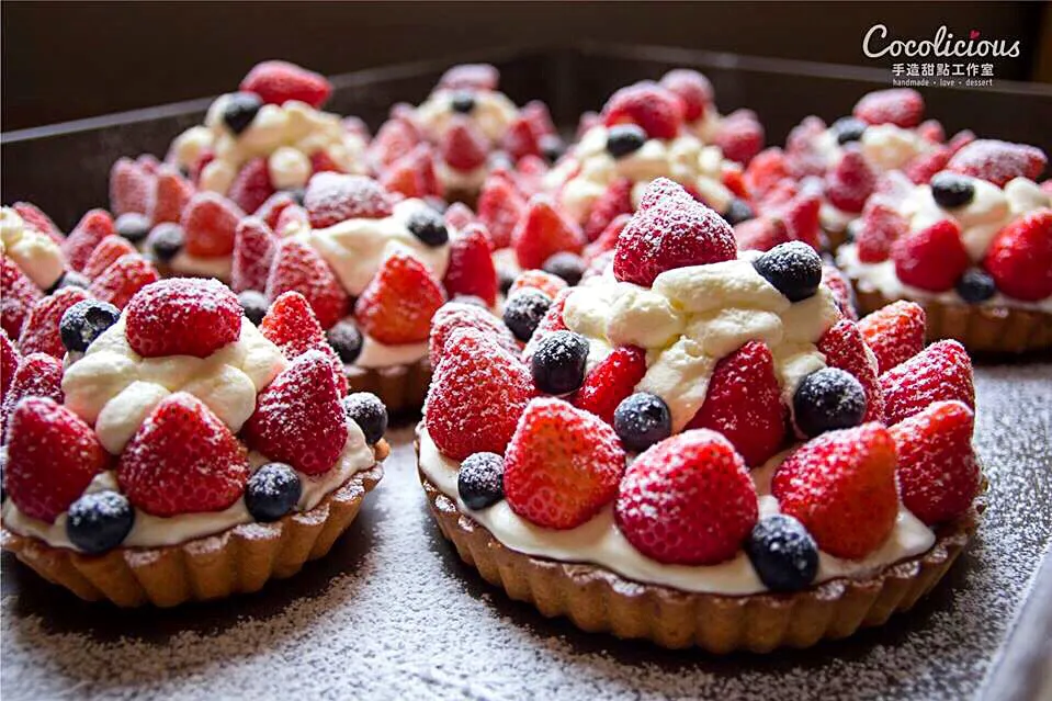 Who can say no to strawberries🍓💜💛💟😋strawberry and custard cream tart|coco～delicious❤️さん