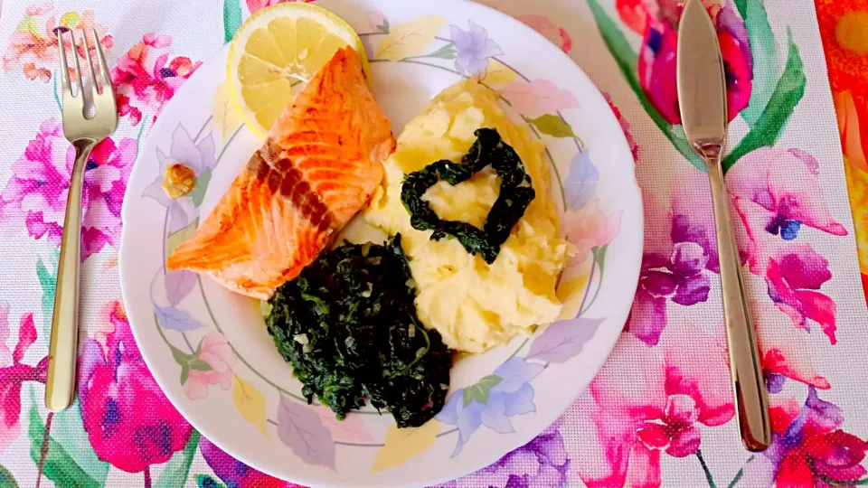 Salmon with selfmade mashed potatoes and garlic butter spinach|Najeskaさん