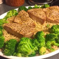 Snapdishの料理写真:Tuna steak with pesto pasta and broccoli|Heather Vさん