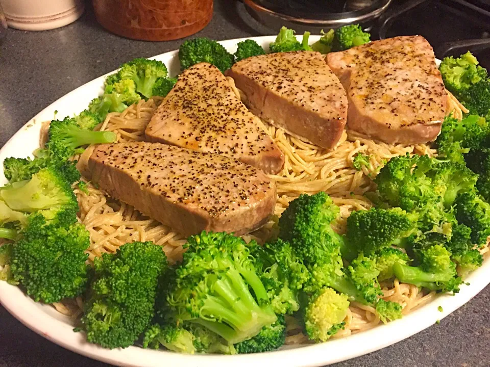 Tuna steak with pesto pasta and broccoli|Heather Vさん