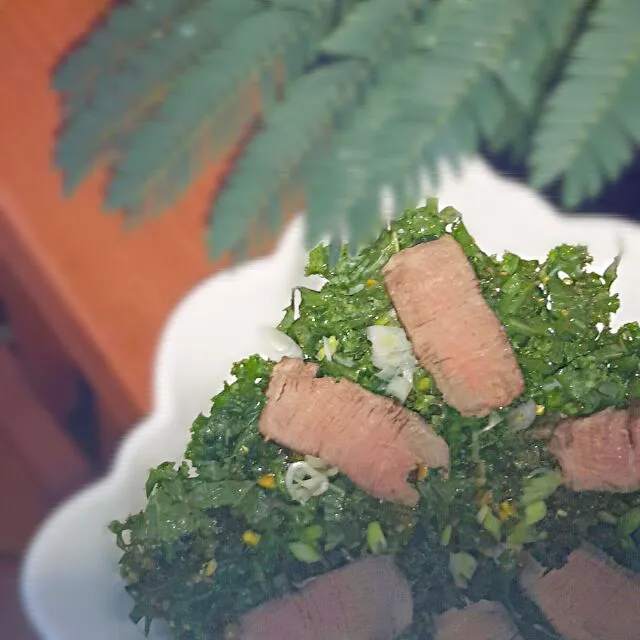 ginger kale salad with strip of steak|Jiraphon Gさん