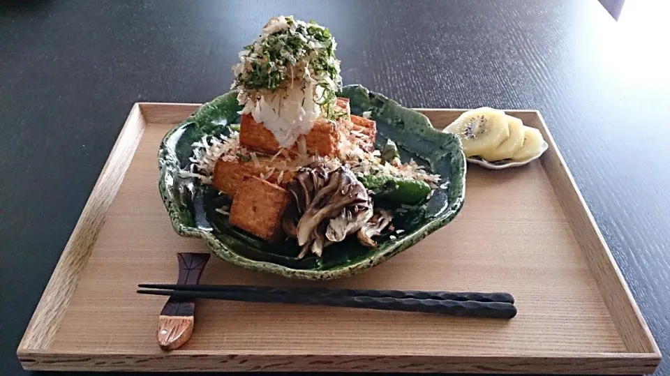 厚揚げをこんがり焼きました。
付け合わせはマイタケ、ピーマン。
低糖質な朝ごはんです。|akemi🐝さん