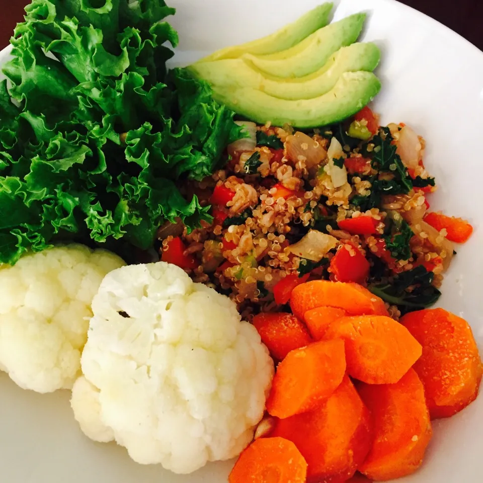 Snapdishの料理写真:Quinoa with red peppers, onion, tomato, and kale. Steamed carrots and cauliflower with a drizzle of olive oil and a side of lettuce|victoria valerioさん