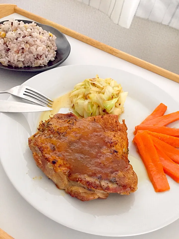 Chicken pan seared in a bouquet of Herbs, with Sautéed Cabbage, Honey Glazed Carrots and Multi Grain Rice|Alvin Valerianoさん