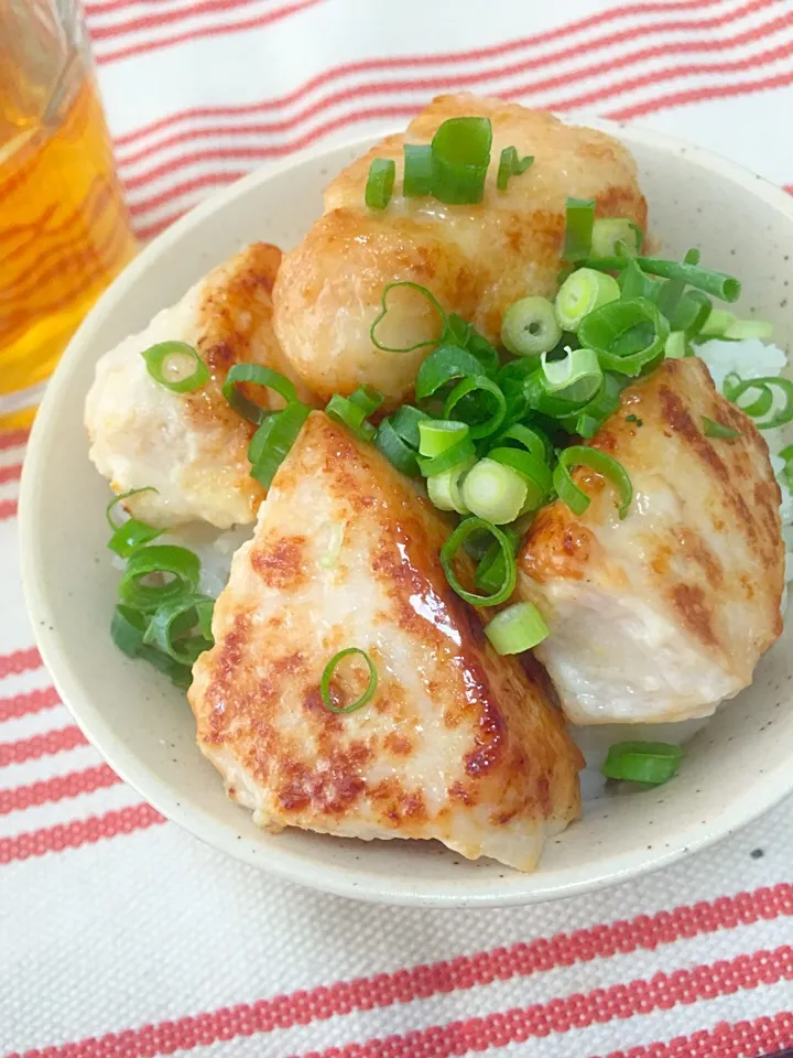 レモン塩麹チキン丼|もちさん