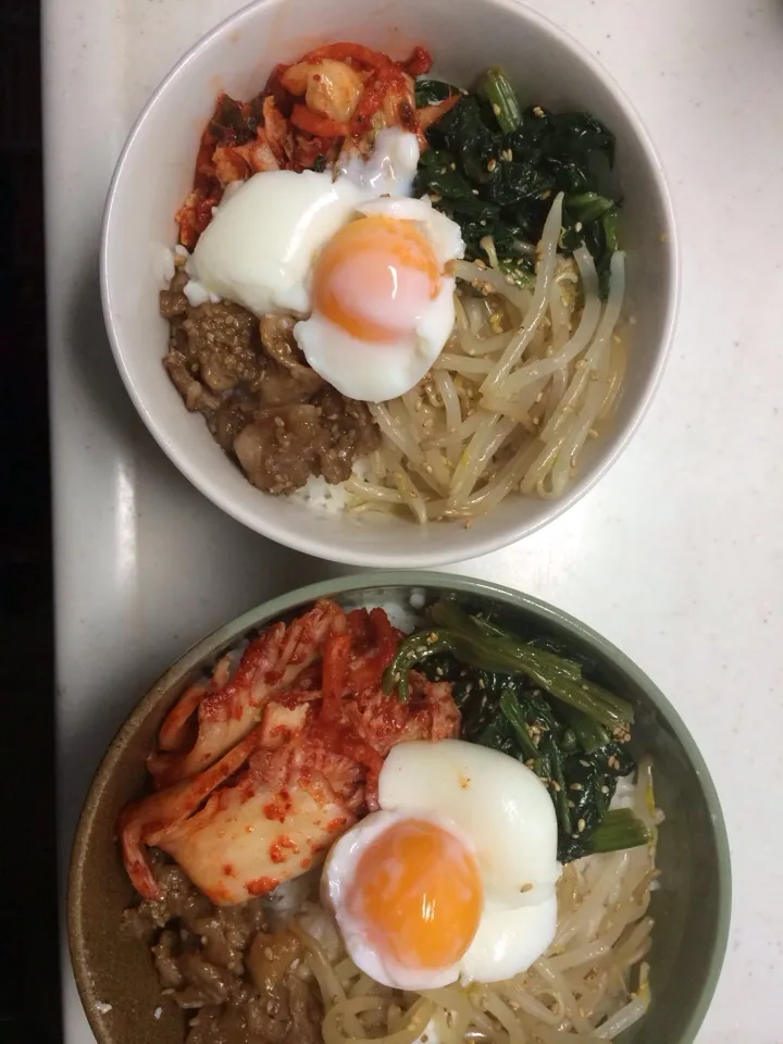 Snapdishの料理写真:夏休み昼ご飯 簡単石焼きビビンバ丼|ゆうみん（4人の母ちゃん）さん