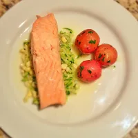 Poached salmon on sautéed fresh corn and shredded zucchini with a white wine butter sauce and a side of parsley new potatoes.|Allisonさん