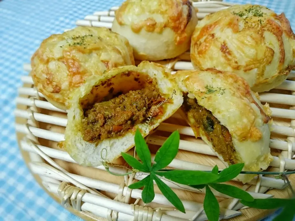 トマトヨーグルト酵母で焼きチーズカレーパン😋💕💕|sakurakoさん