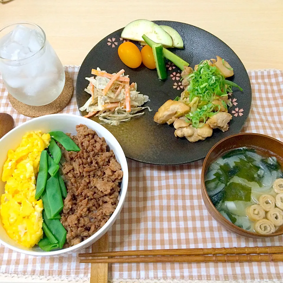 鶏肉のごまぽん炒め、野菜の浅漬け、ごぼうサラダ、三色そぼろ丼、味噌汁|りょうさん