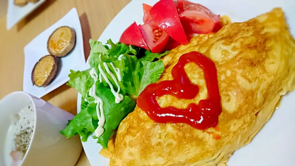 チーズオムライス
サラダ菜トマト
しいたけ味噌マヨ
ベーコンと舞茸の豆乳スープ|やっちさん