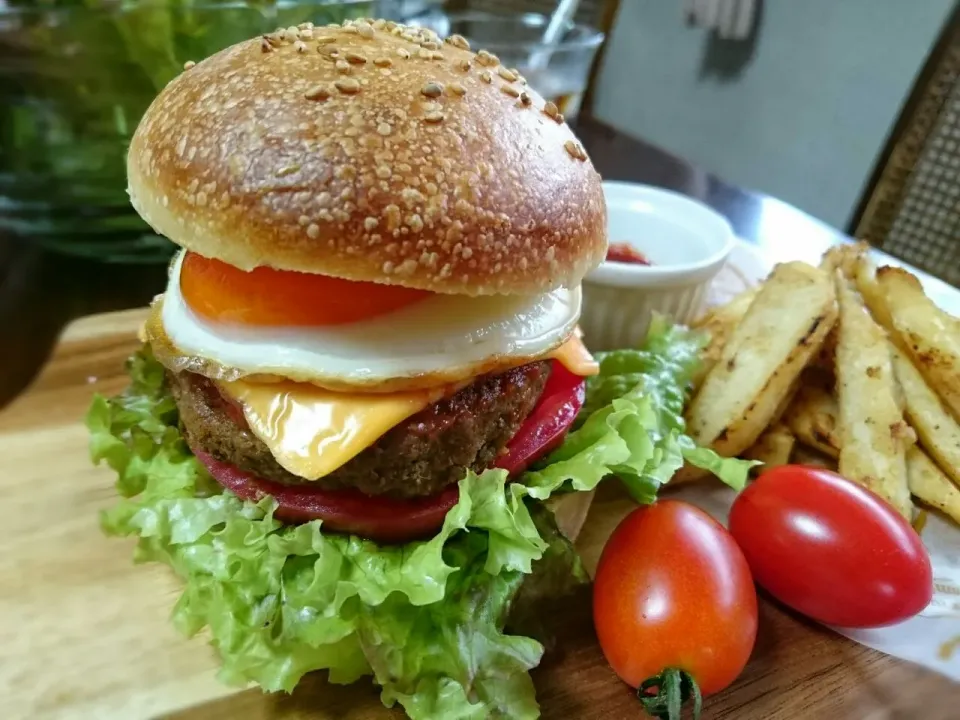 朝焼きバンズからのハンバーガー🍔＆真希ちゃんのリピリピやみつきポテト😋💕💕|sakurakoさん