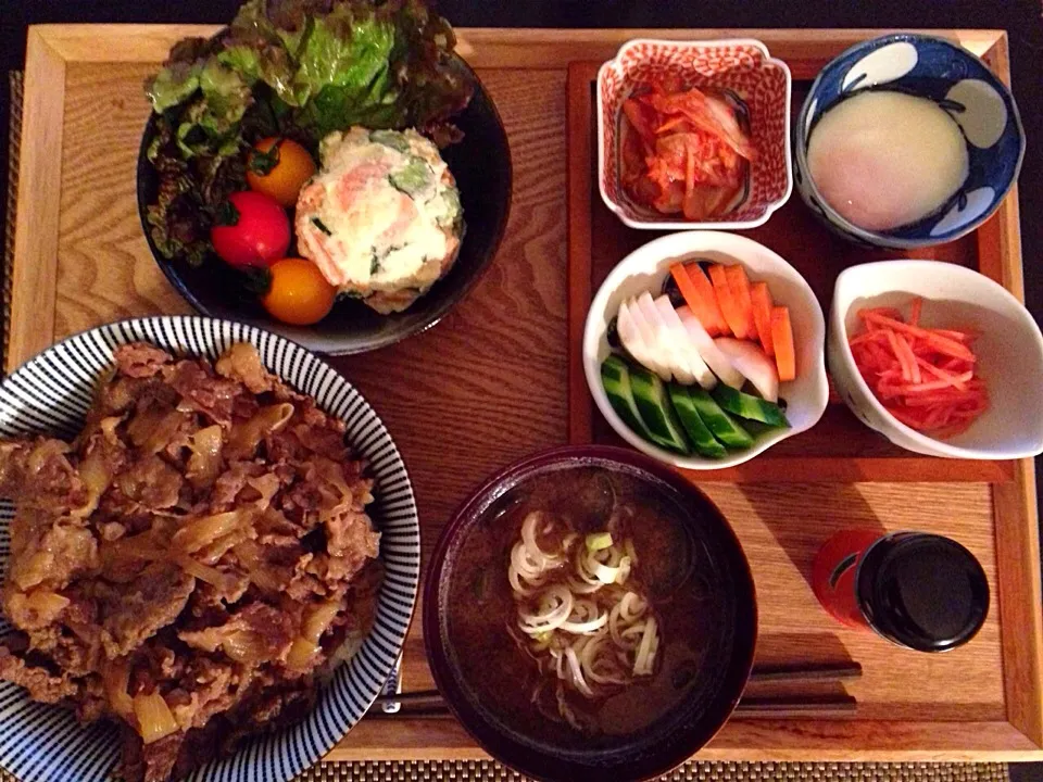 ストウブで水無牛丼とトッピング小鉢、ポテサラ、茄子の味噌汁|ayumiさん