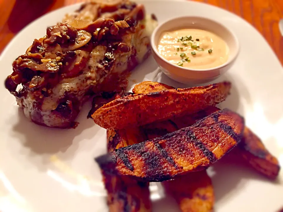 New York strip encrusted with blue cheese and brandied mushrooms, grilled baked potato wedges with a chipotle honey Dijon sauce|TJ McAfoosさん