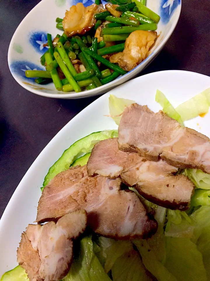 紅茶豚の肉サラダとホタテとニンニクの芽のオイスター炒め。|めぐりんさん