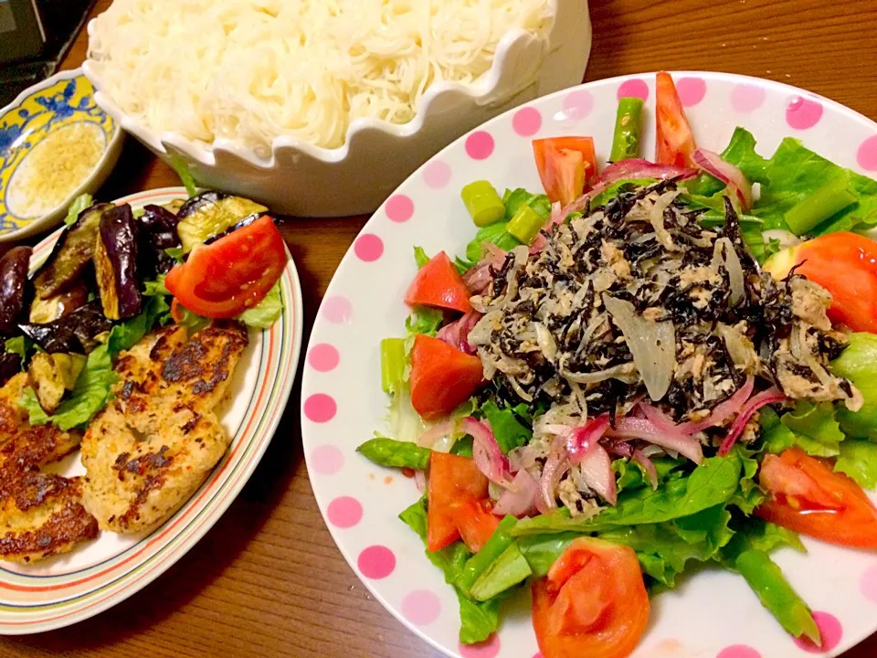 Snapdishの料理写真:晩御飯✩⃛素麺！ひじきと玉ねぎサラダ！鶏肉のチーズ焼き！茄子の焼いたん！|なっちゃんさん