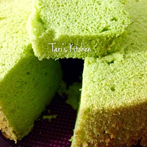 Pandan Chiffon Cake using homemade Pandan Essence No emulsifier no coconut milk|Tari's Kitchenさん