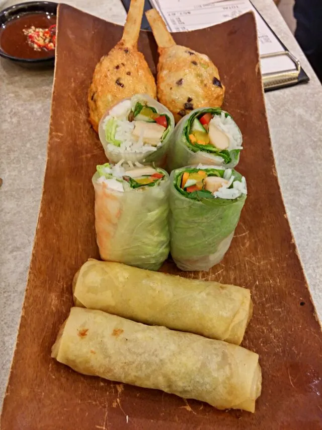 Khai Vi Tong Hop - Vietnamese Assorted Appertizer - Spring Rolls, Summer Rolls & Grilled Chicken on Sugarcane Stick|FooDin'sさん