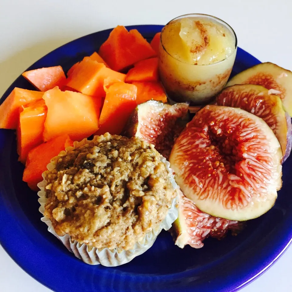 Vegan banana nut muffin with figs, papaya and applesauce|victoria valerioさん