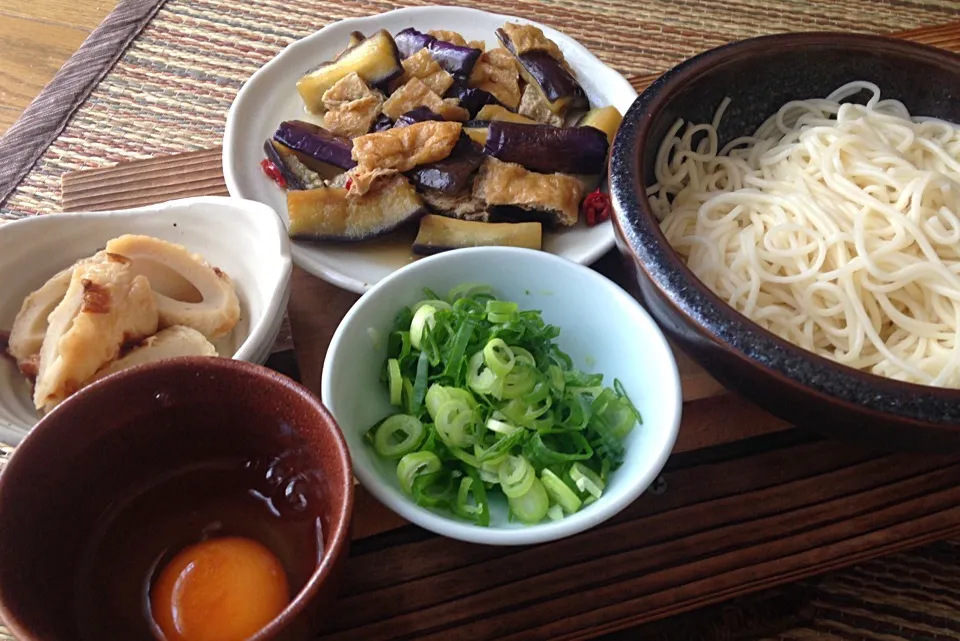 昼ごはん 冷や麦 なすと油揚げの炒め ちくわ煮物 生卵|ぽんたさん