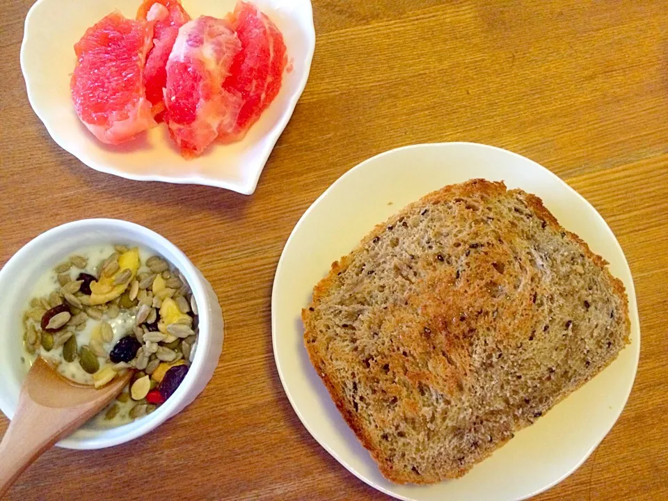 Wholewheat sesame bread with a drizzle of honey|Rihoさん