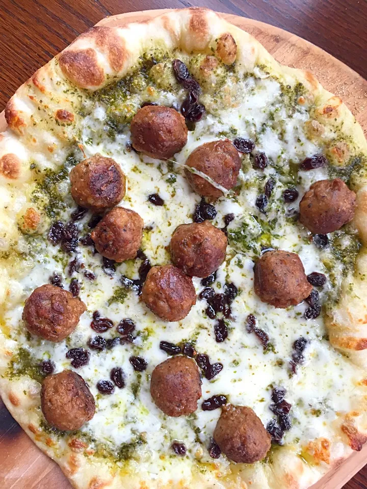 vegetarian meatball, rum raisin, pesto pizza|Matthew Cashenさん