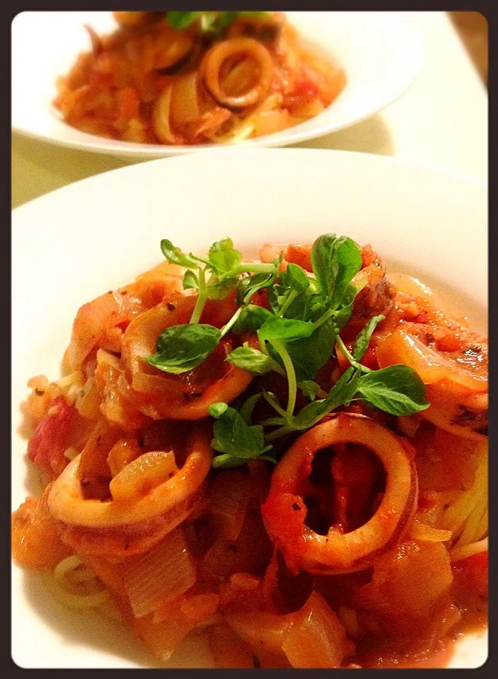 イカのトマトソーススパゲッティ。Squid pasta with tomato sauce|toyamadaさん