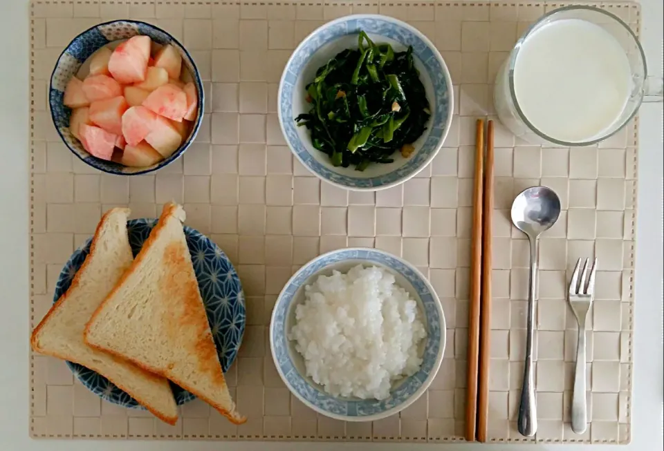 Breakfast: congee, toast, fried water spinach with garlic, peach, milk.|Liciaさん