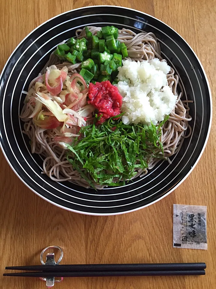 今日の朝蕎麦。オクラ・大根おろし・大葉・ミョウガ・たたき梅。途中で黒七味と揚げ玉で味を変えた。 #朝蕎麦  #soba|MORiさん